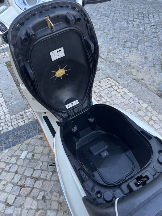 Scooter Peugeot Django