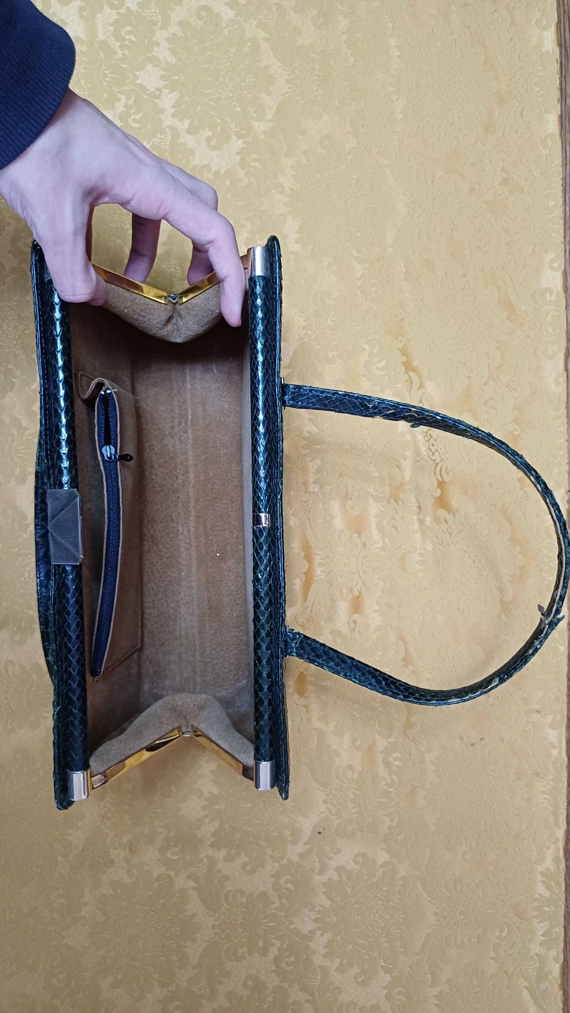 Mala em pele de cobra