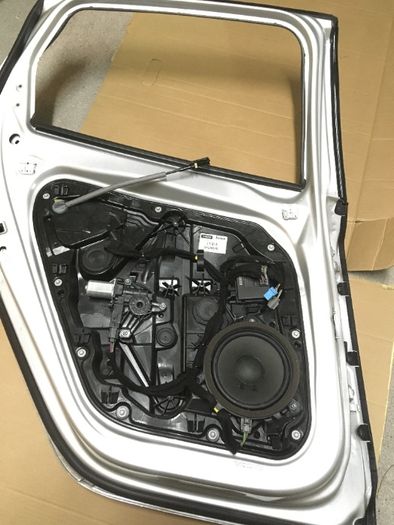 Porta Esquerda Traseira Volvo V40 D2 (completa)