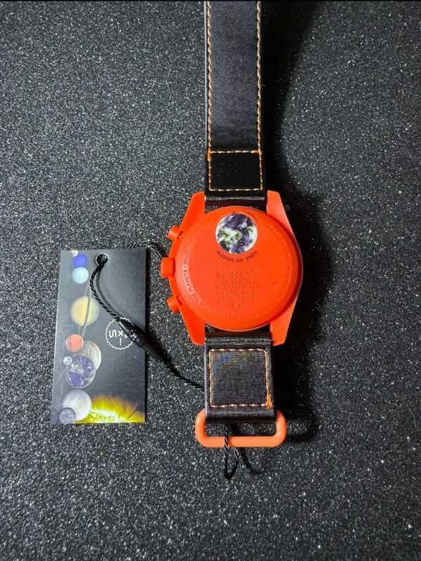 Omega x Swatch SO33O100 Lava - Gradienty Czerwonego i Oranżowego