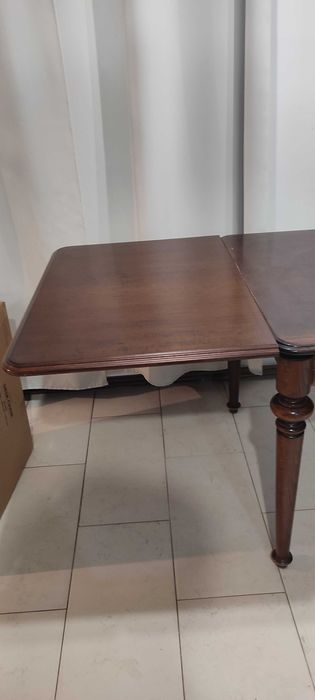 Sprzedam stół z 8 krzesłami – rozkładany, solidny zestaw jadalniany