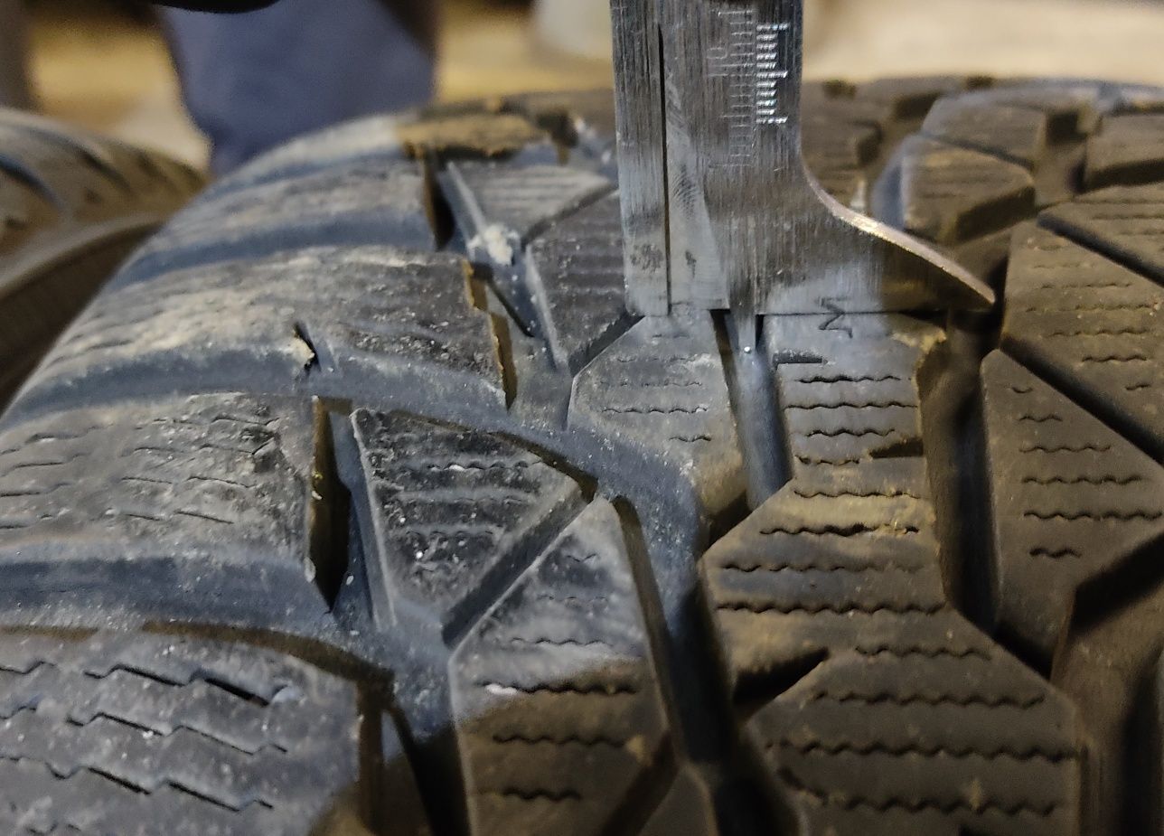 Cztery opony zimowe Nokian WR D4 215/60R16