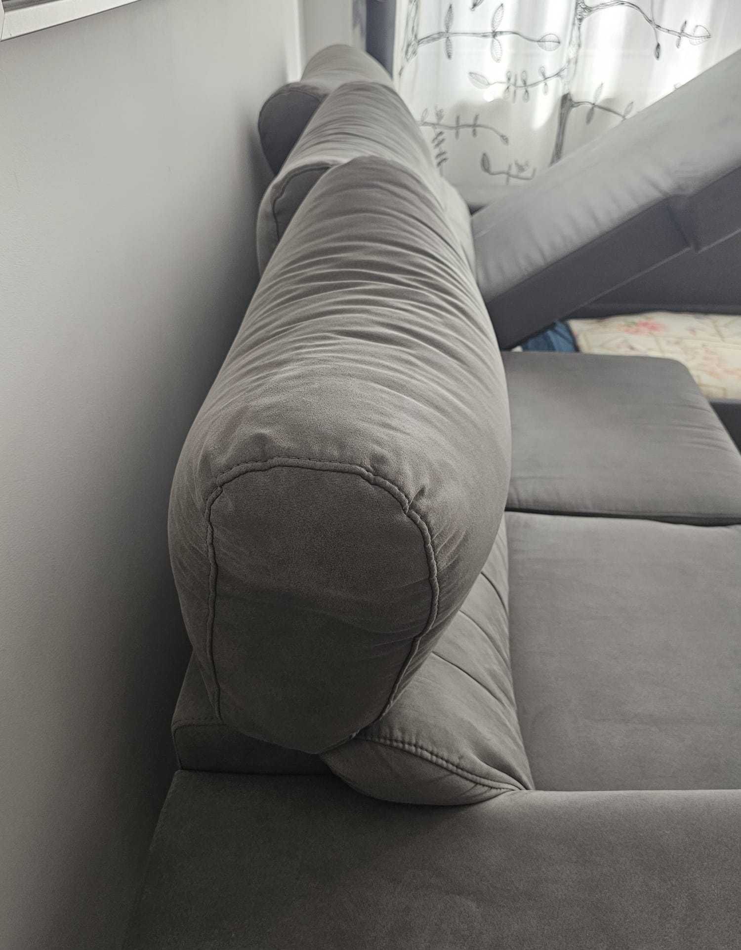 Sofá c/ Chaiselong, cama e arrumação e puffs