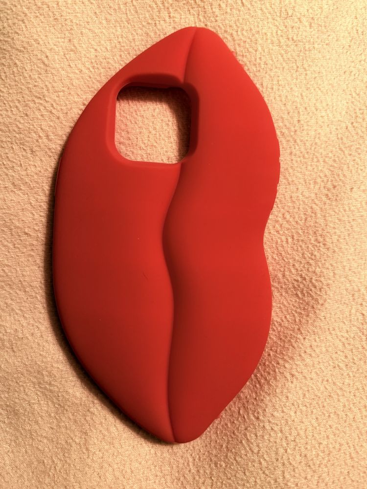 Capa labios iPhone 15 Pro Max