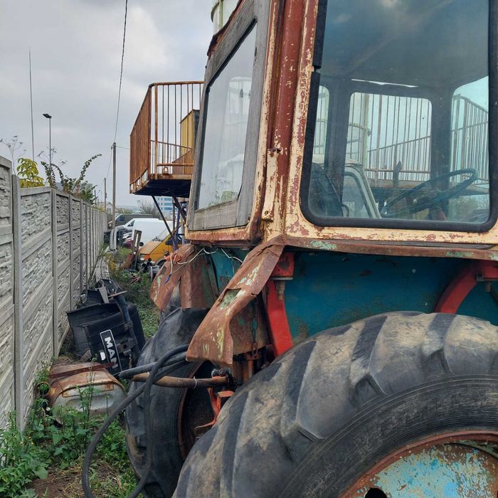 Трактор ЮМЗ 6 в робочему стані