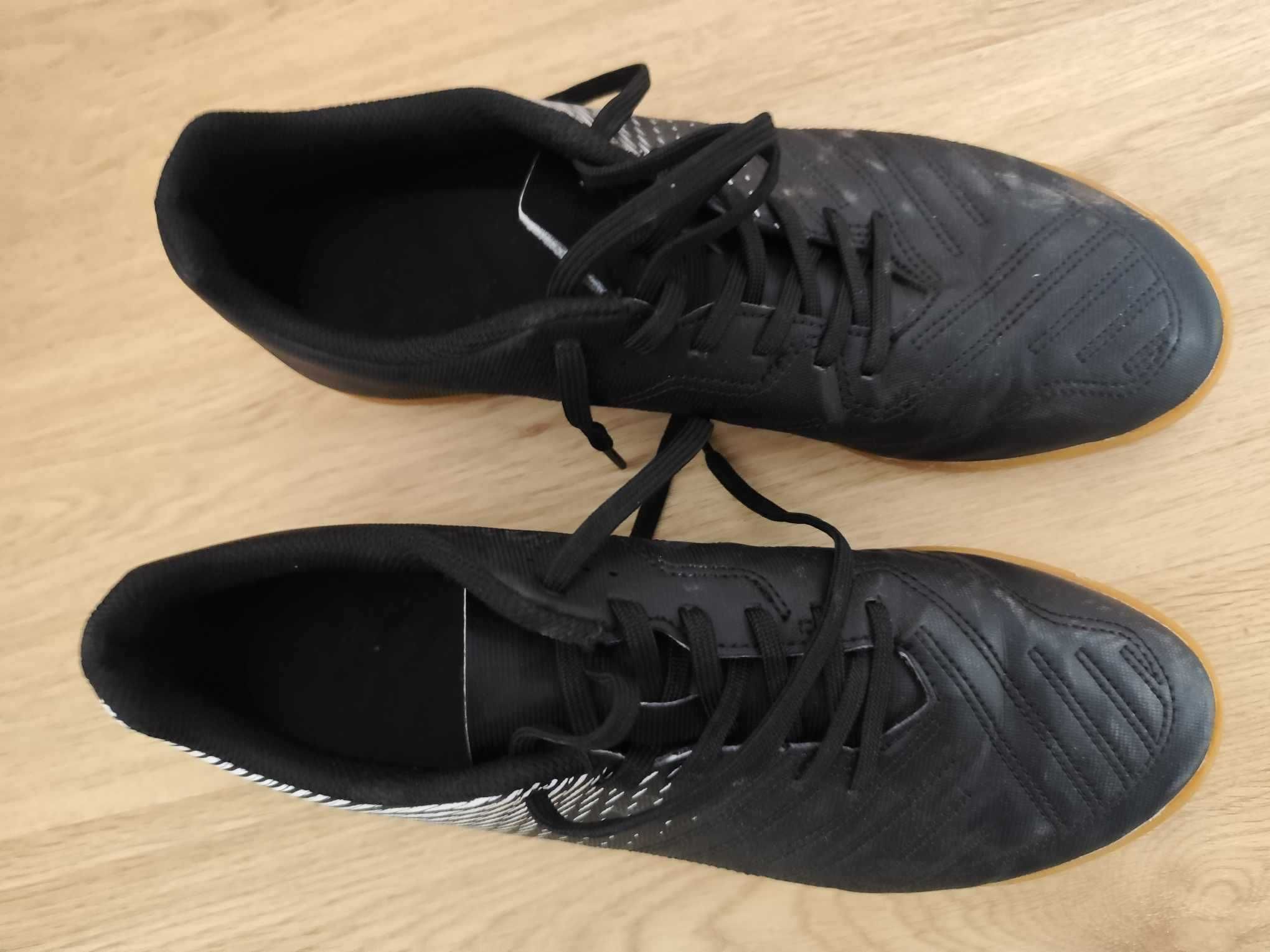Buty do piłki nożnej halowej Futsal 100 Czarne Decathlon - rozmiar 44