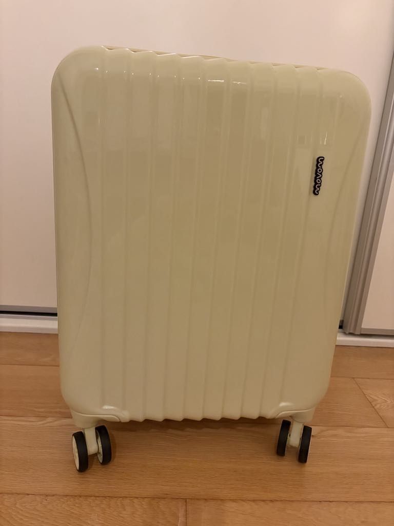 Malas de viagem cor amarela clara marca movom