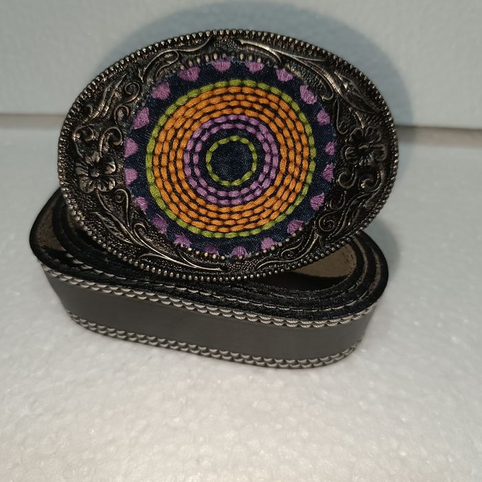 Cinto em Pele de qualidade Vintage Fivela Psicadélica Tecido em Metal