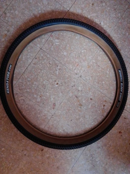 Pneu da marca Kenda, Small Block Eight, com as medidas 26X2.10 usado