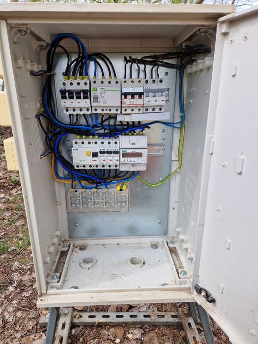 Skrzynka elektryczna, erbetka, rozdzielnia budowlana z licznikiem