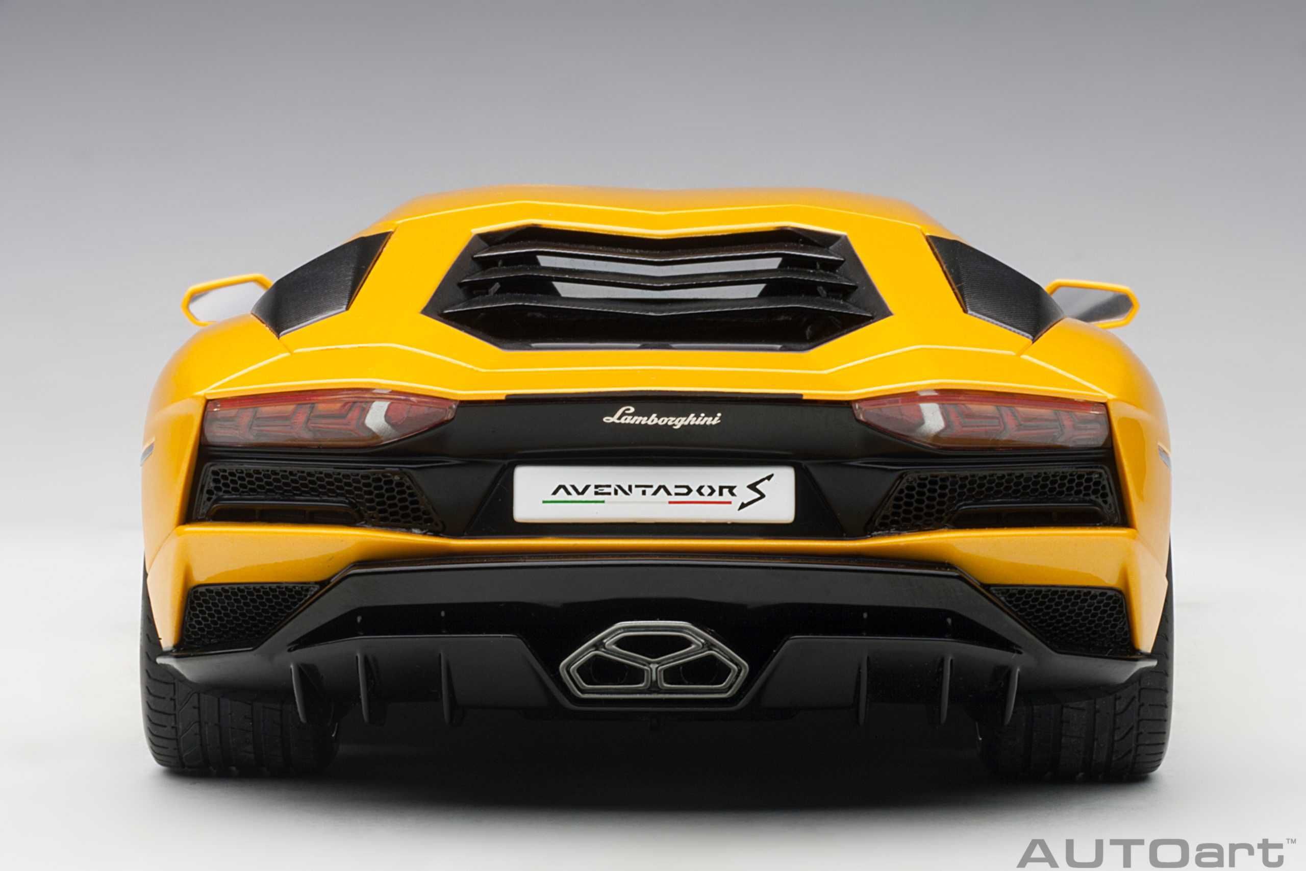 Model 1:18 AUTOart Lamborghini Aventador S 2017 yellow