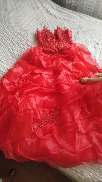 Нарядне випускне плаття