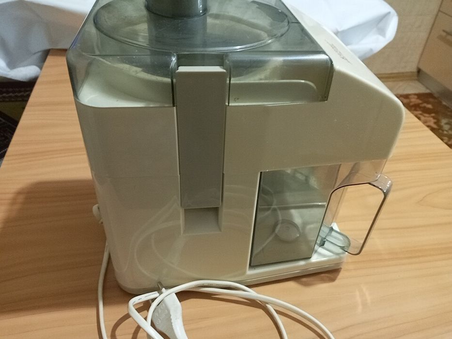 Продам электрическую соковыжималку.