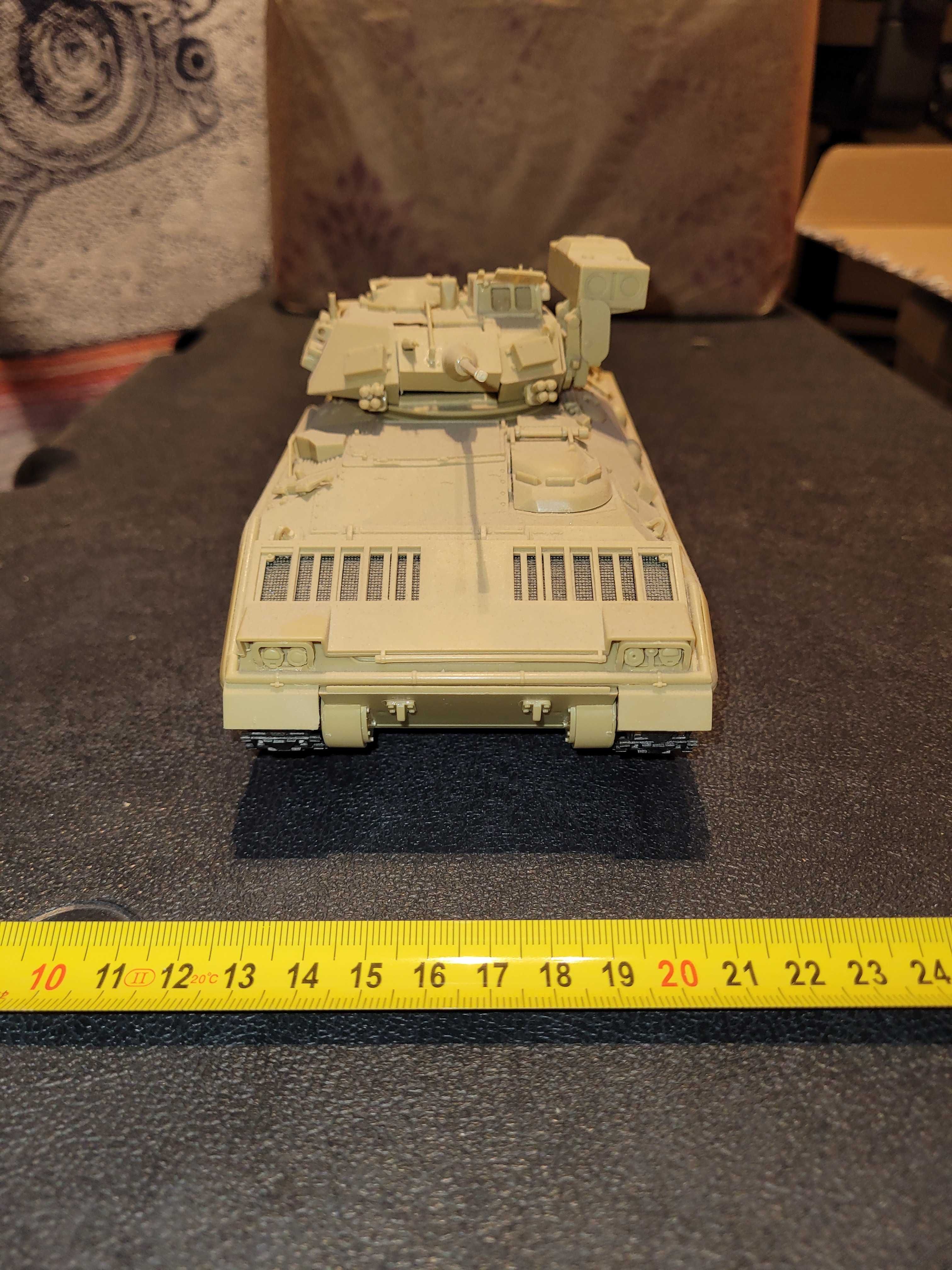 Model amerykańskiego gąsienicowego wozu bojowego M2 BRADLEY