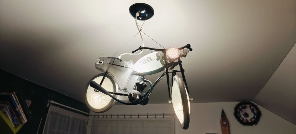 Lampa sufitowa LED w kształcie klasycznego motoru + pilot