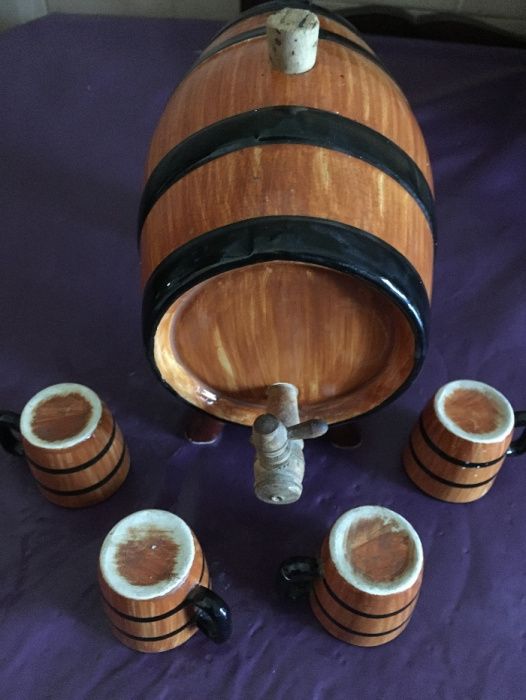 Barril com cerca de 40 anos com quatro canecas