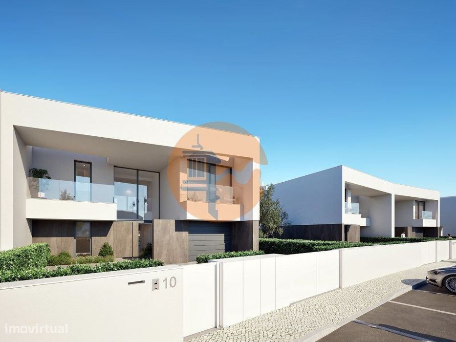 Moradia Isolada V4 com Piscina - O Refúgio de Luxo que Você Merece ...