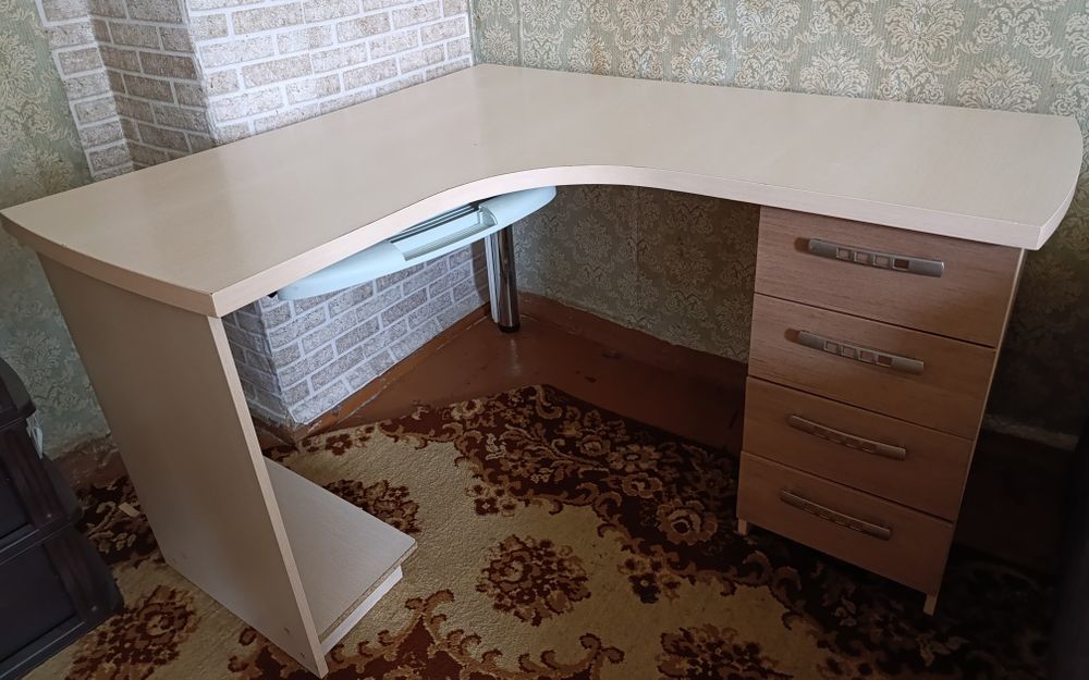 Угловой компьютерный стол