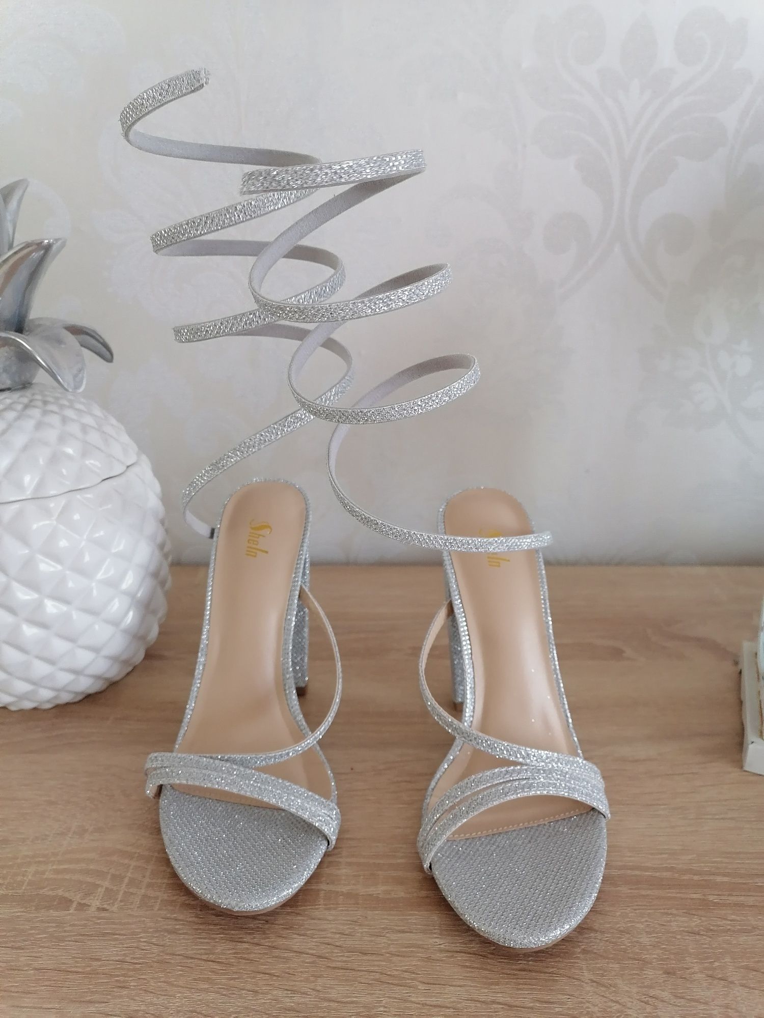 Eleganckie sandały srebrne słupek wesele 38