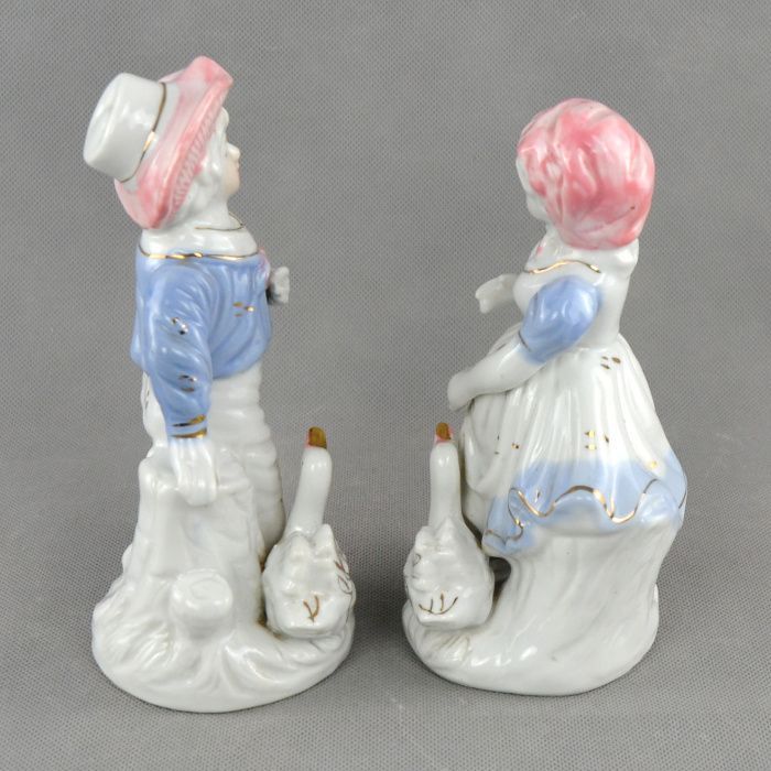 Par de Figuras de menino e Menina em Porcelana da China