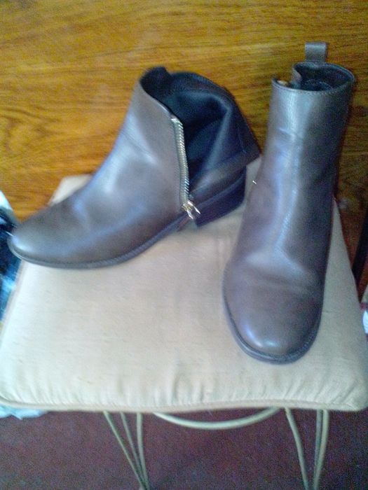 Взуття жіноче різне, чотири пари.Дивіться будь ласка