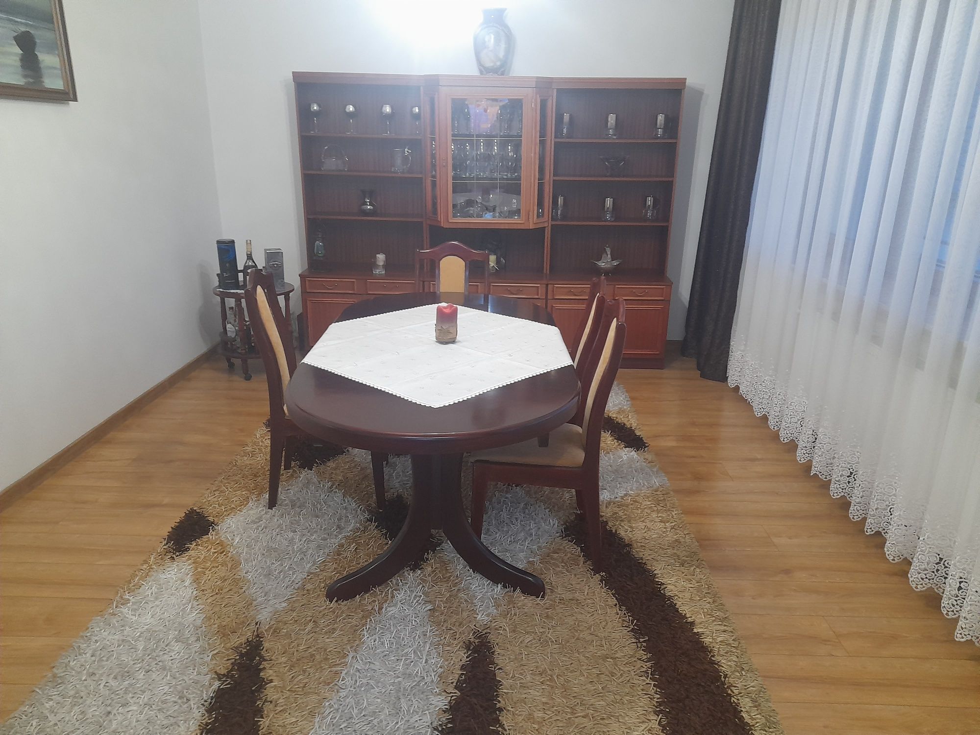 Stół z krzesłami,dywan meble, szafeczka na alkohol