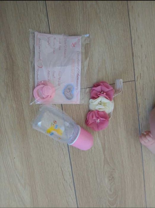 Realistyczna lalka niemowlę Reborn z ubrankiem i butelką