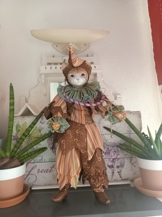 Gatinho lindo vestido de Arlequim em Resina 50cm