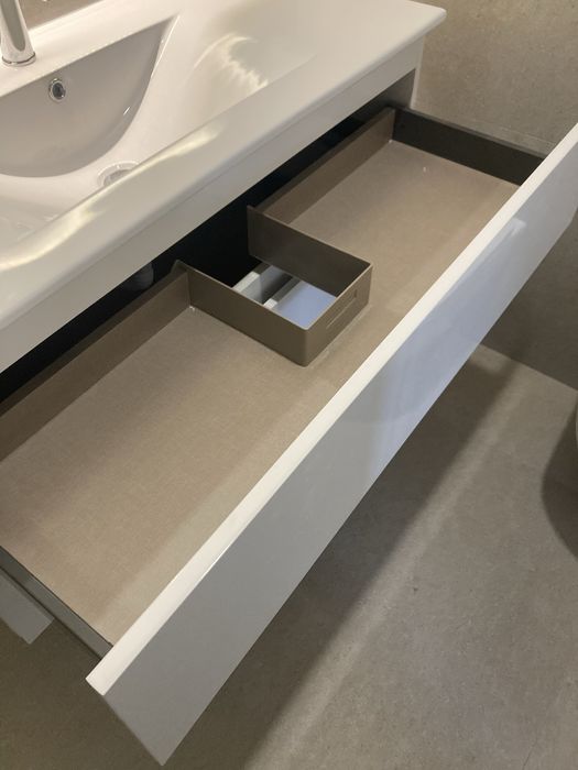 Móvel de casa de banho suspenso com lavatório e torneira — novo