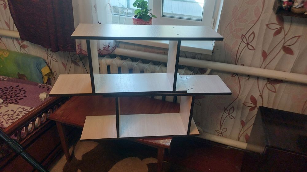 Полки навісні чотири штуки.