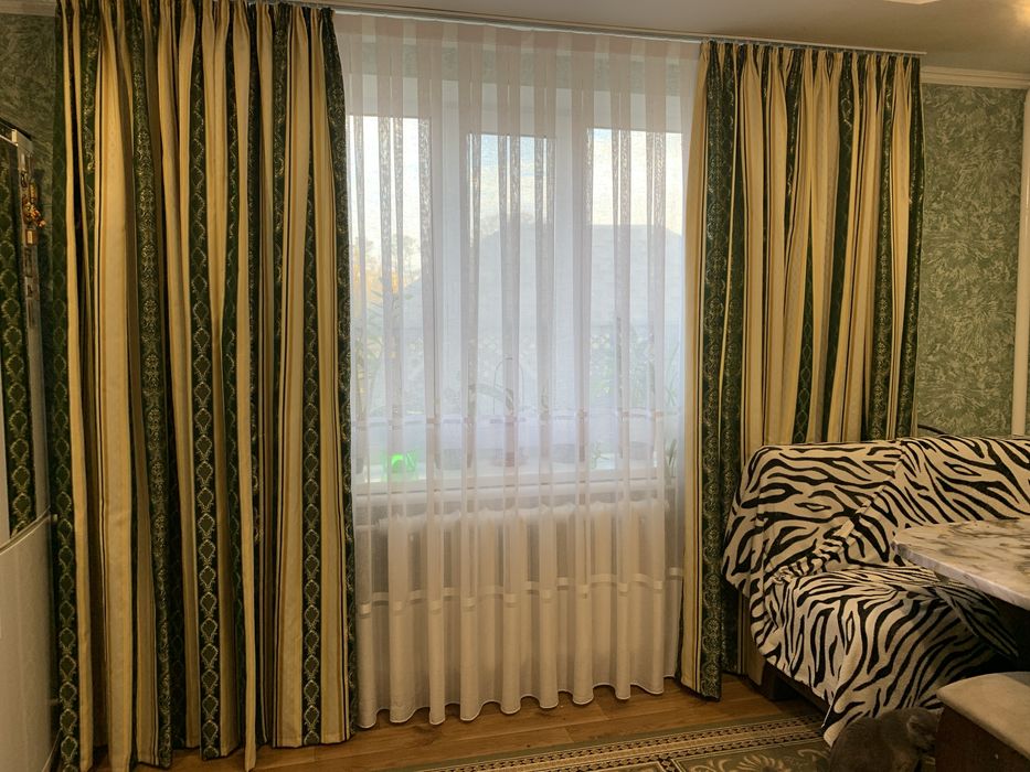 Штори з атласним ламбрикеном