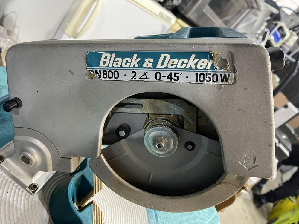 Продам Торцювальну пилу Black Decker 1050w