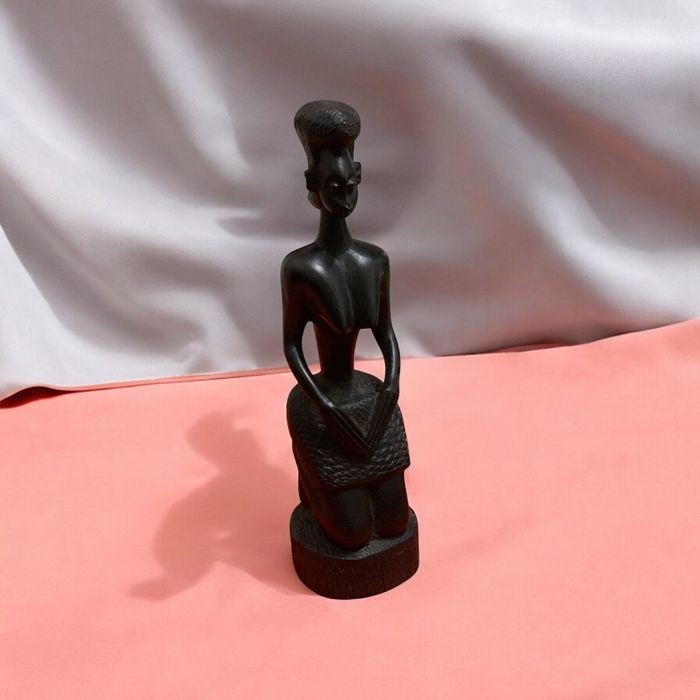 Escultura de Arte Africana em Pau Preto- Figura Feminina