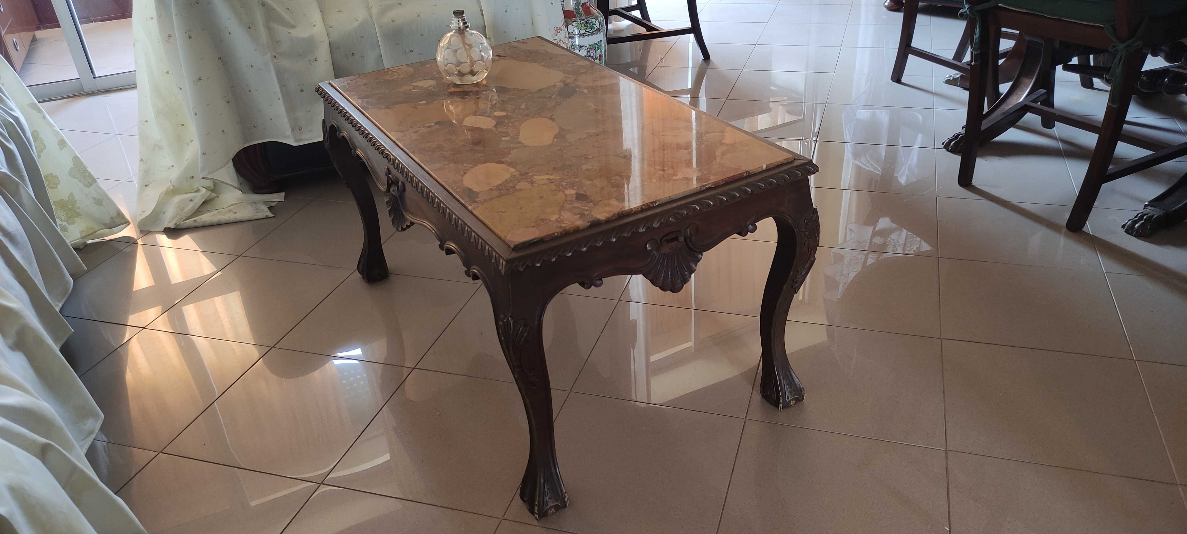 Vendo mesa de madeira com tampo em pedra mármore