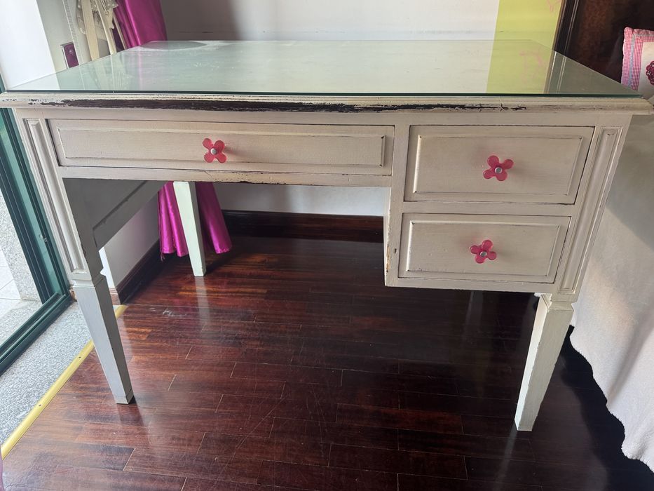 Mesa Vintage com Vidro – Ideal para Escritório ou Decoração