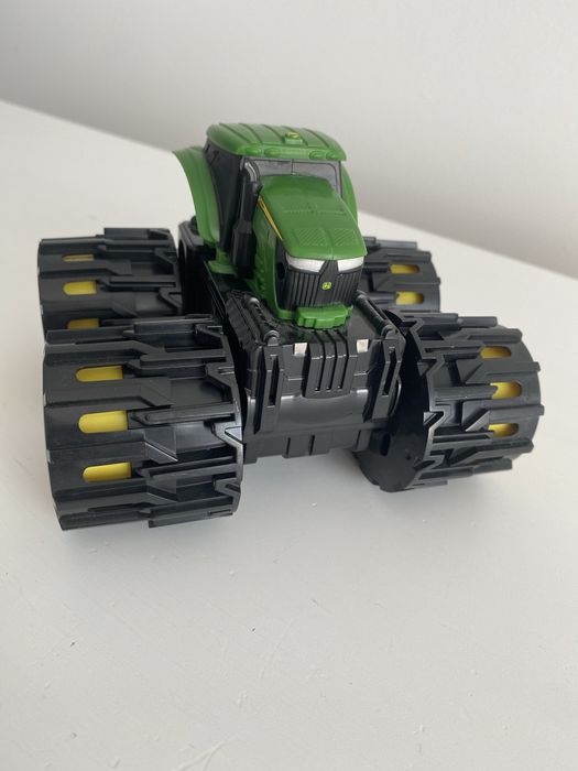Traktor z rozsuwanymi kolami JohnDeere