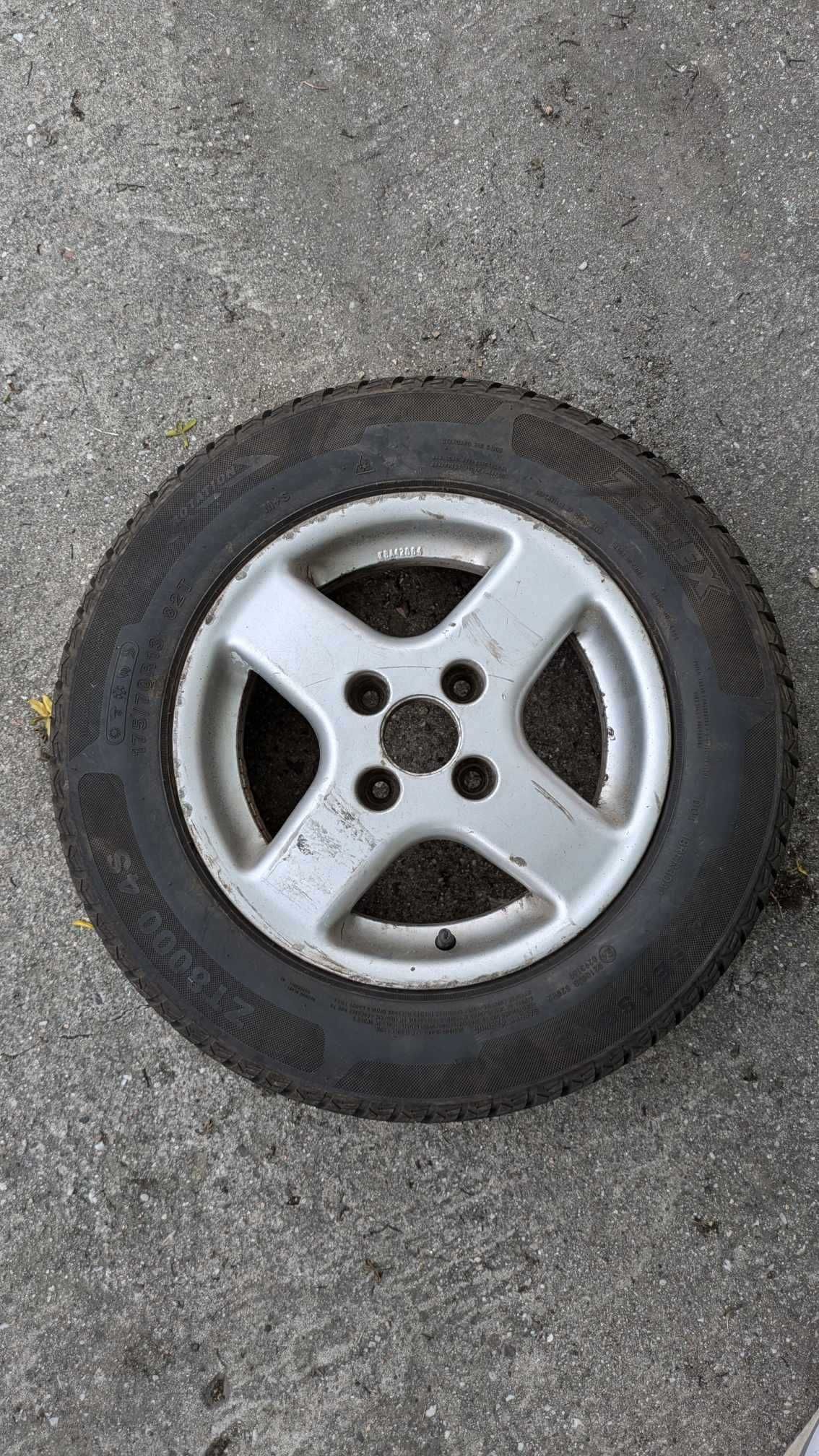 Opony wielosezonowe z felgami R13 175/70 VW Polo 6n