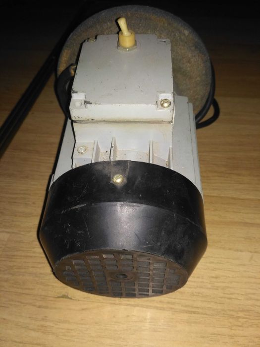 Двигатель асинхронный с установленным шлифовальным кругом СССР