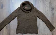 Brązowy sweter damski
