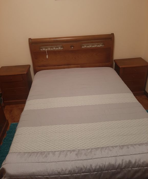 Cama casal 190x 140 como nova , 1 cómoda e 2 mesinhas cabeceira.
