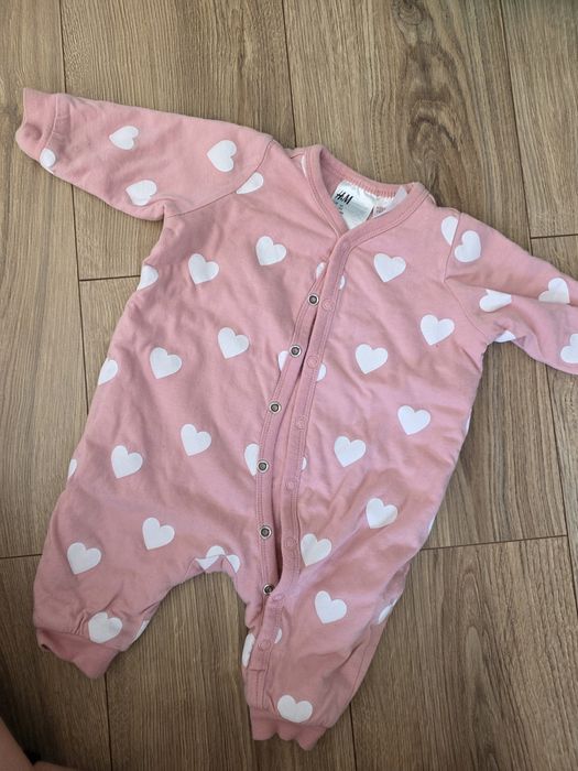 Grubszy pajacyk w serduszka sinsay