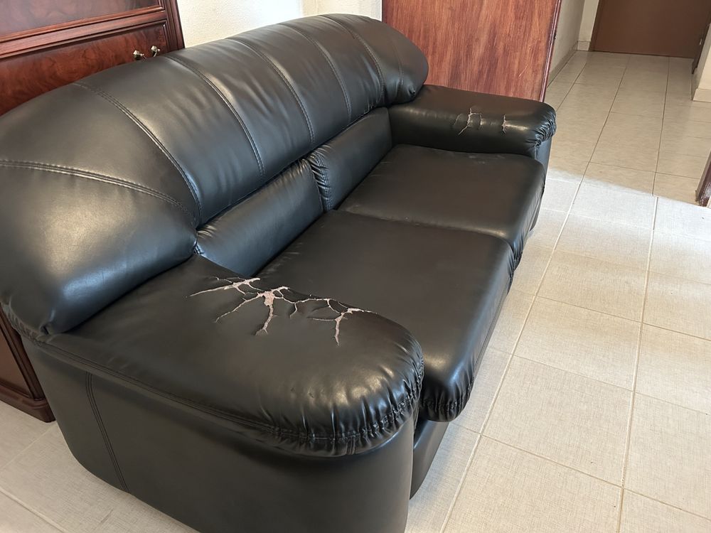 Sofa  de pele preto ( Dois lugares)