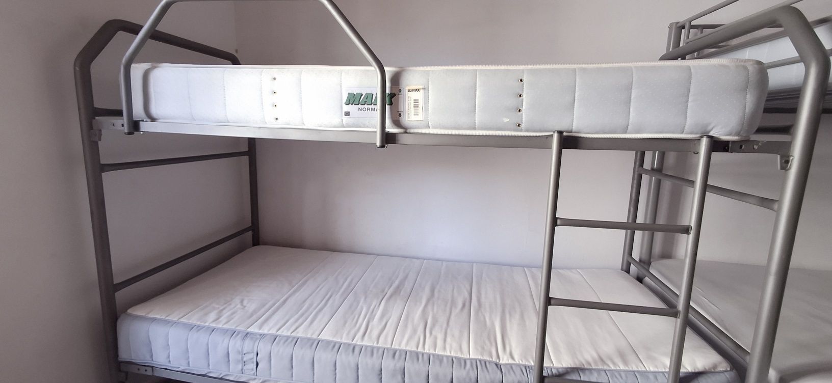 Cama beliche com calçado
