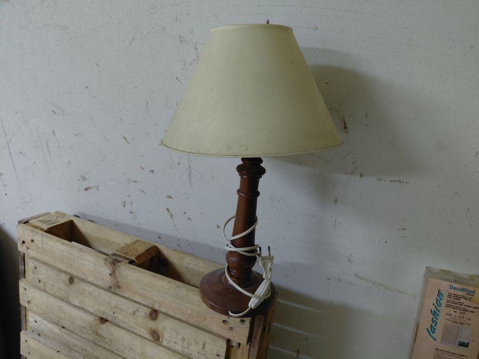 Candeeiro antigo de quarto no estado real que se encontra nas fotos