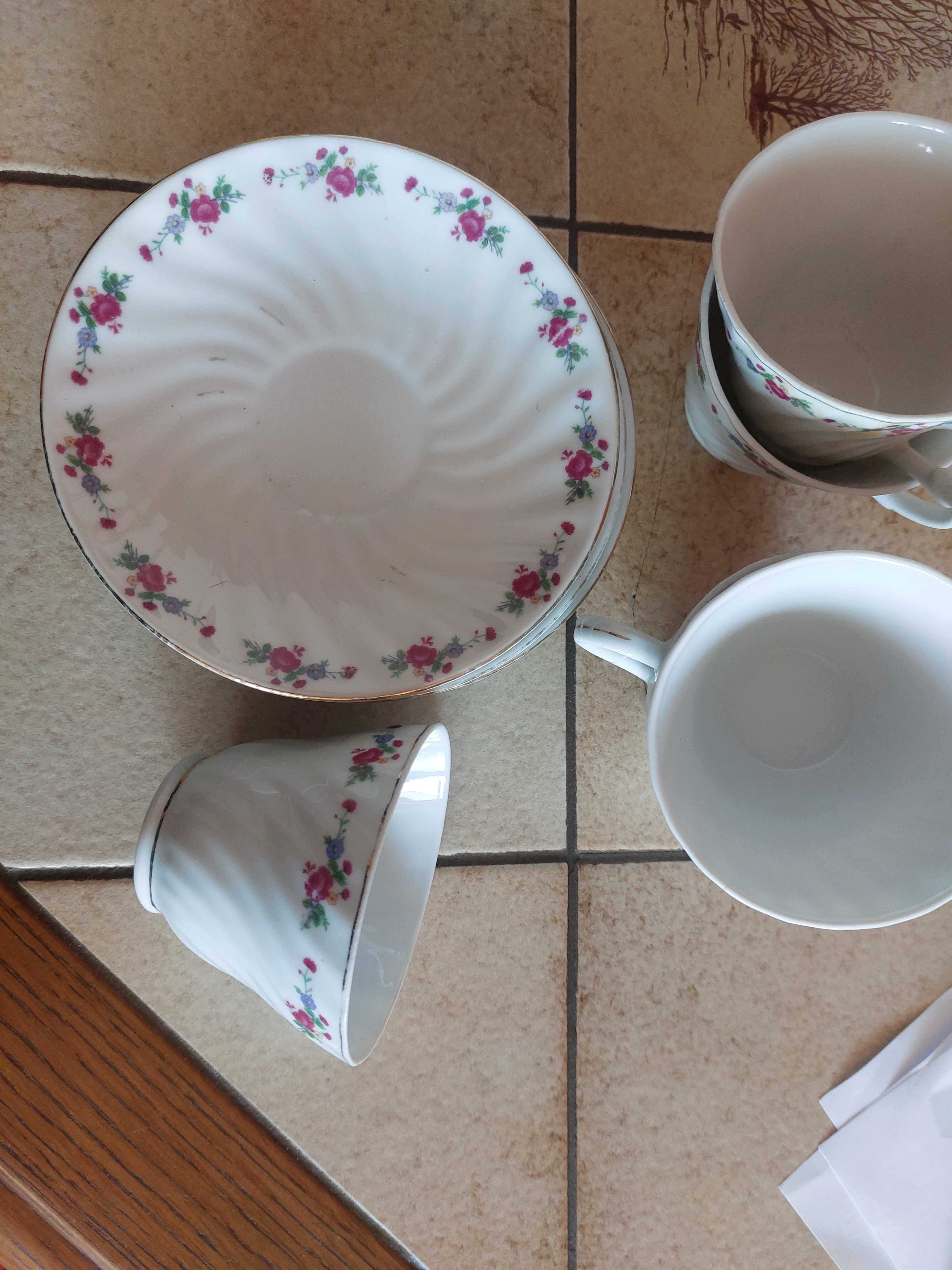 Zestaw chińskiej porcelany do kawy z kwiatami