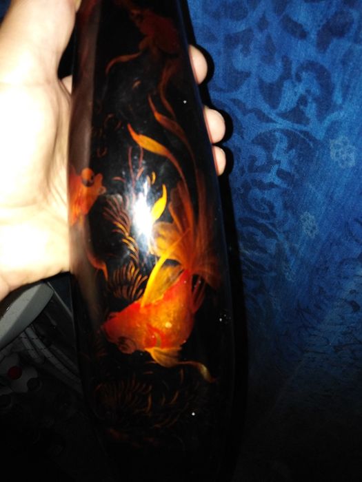 Drewniany wazon z motywem rybki.