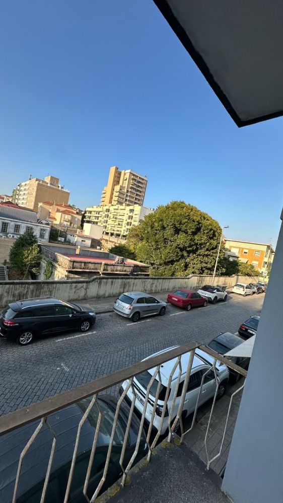 Quarto de casal disponivel para arrendamento .