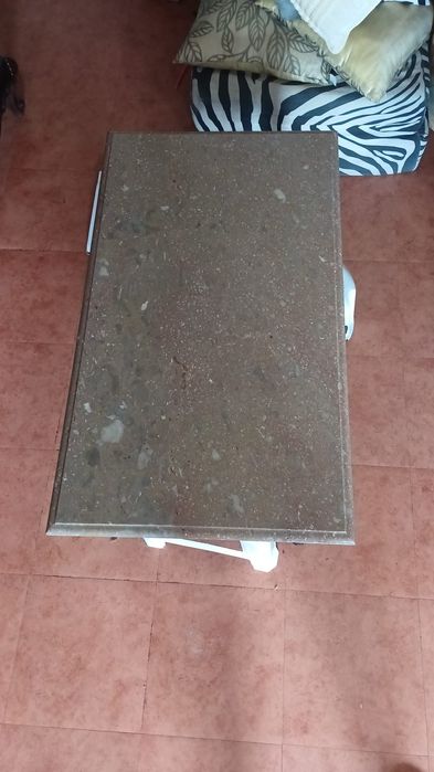Mesa de centro com tampo de granito