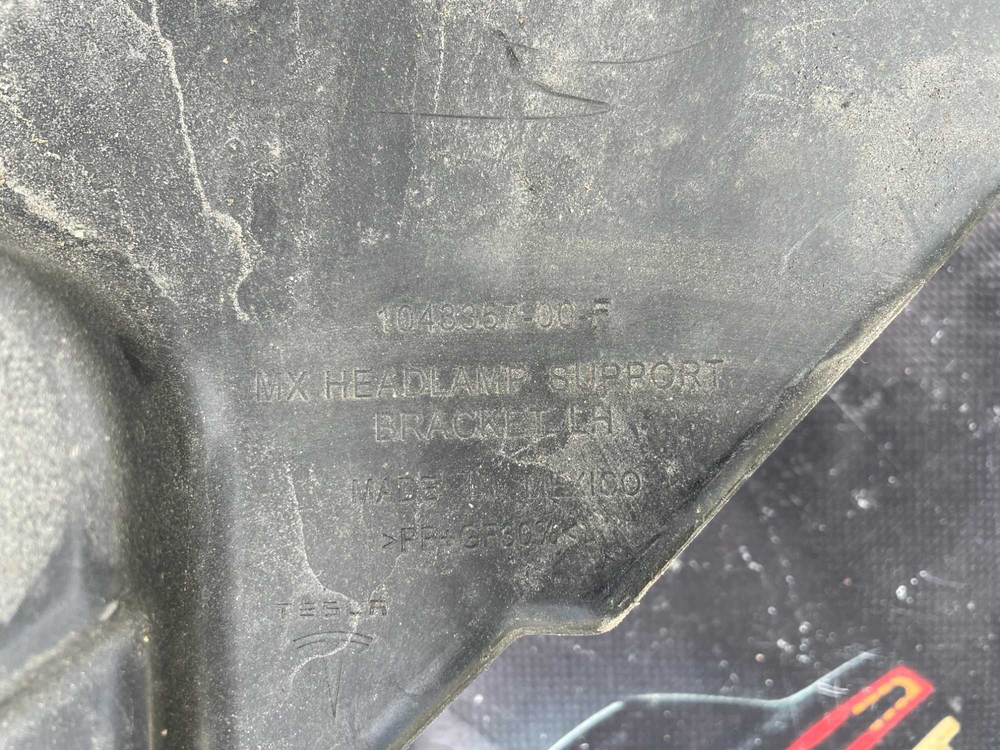 Кронштейн фары левый шахта Tesla mx 1043357-00-F Кронштейн фари