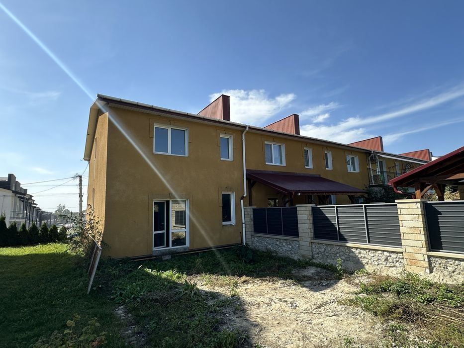 Продається затишний котедж в Кленовому гаю.